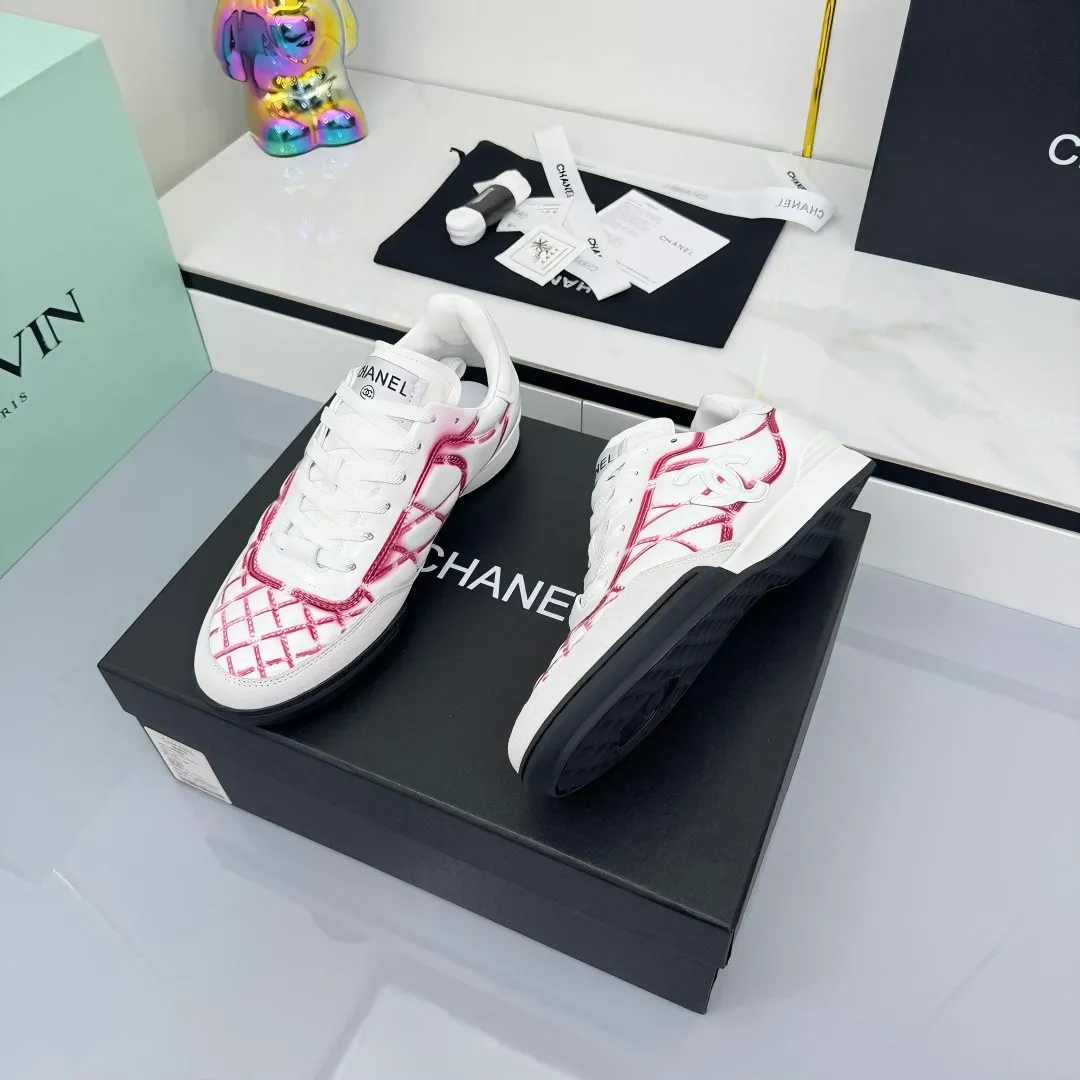 👟👟Ex-factory price 620👟👟 Top version Chanel Chanel - 2025 counter top casual sports shoes This sneaker is a classic design; the upper is electro-embroidered with a variety of techniques; the outsole is fashionable and sporty; it is extraordinary and incorporates a variety of color matching elements... The diversified mix and match is very beautiful and versatile, and can be used for leisure, fashion, sports and outdoor... ꫛꫀꪝ Go➫ Material: ❶Upper is made of: original cowhide ❷Inner lining is made of: original imported sheepskin ❸Outsole is based on: original TPU combination outsole Special counter boutique packaging complete set for women 35–41